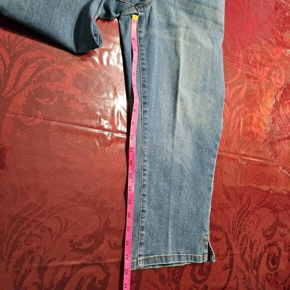 Croft & Barrow Womens Sz 18 Denim Capri Jeans W/Pockets Casual Comfort Stretchy - Picture 6 of 10